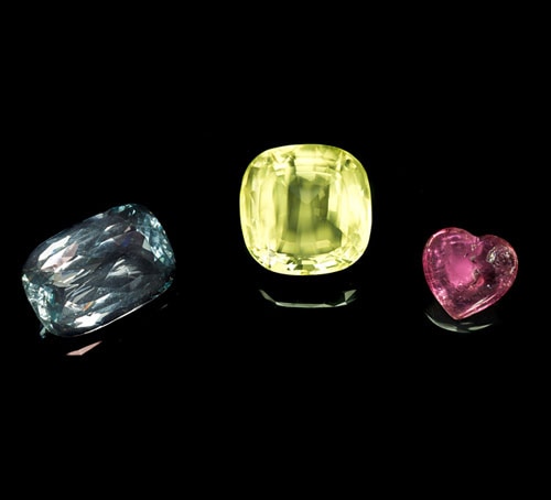 海蓝宝石（110 克拉）、黄色正长石（185 克拉）、红碧玺（55 克拉）。